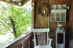 Laube mit Schaukelstuhl beim Ferienhaus Schwanderbärgli