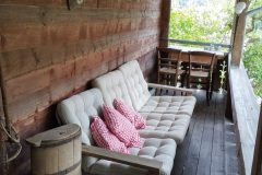 Laube mit Sofa und antiker Deko