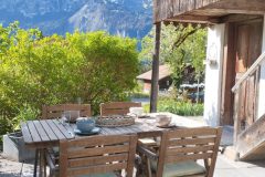 Terrasse mit gedecktem Tisch des Ferienhauses Schwanderbärgli