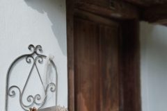 Graues Gestell mit alter Holztüre im Hintergrund