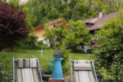 Terrasse mit Liegestühlen