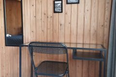 Pult mit Spiegel im Schlafzimmer Stübli