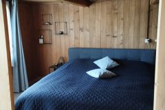 Doppelbett im Schlafzimmer Stübli im Ferienhaus Schwanderbärgli