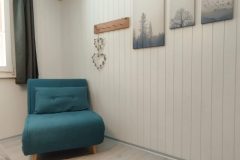 Grüner Schlafsessel im Schlafzimmer Waldruhe