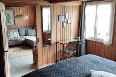 Blick vom Schlafzimmer ins Wohnzimmer des Ferienhauses Schwanderbärgli