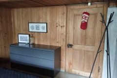 Kommode und Kleiderständer im Schlafzimmer Stübli