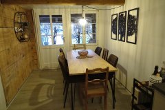 Esszimmer mit Holztisch im Ferienhaus Schwanderbärgli