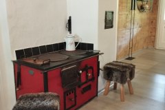 Alter Holzofen mit Blick ins Esszimmmer