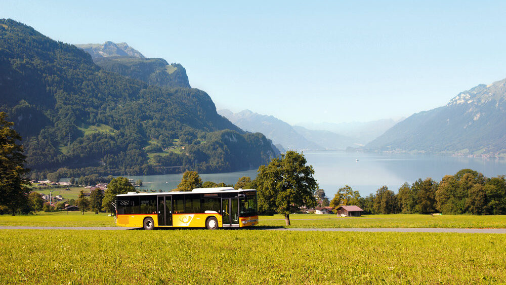 Postauto oberhalb vom Brienzersee