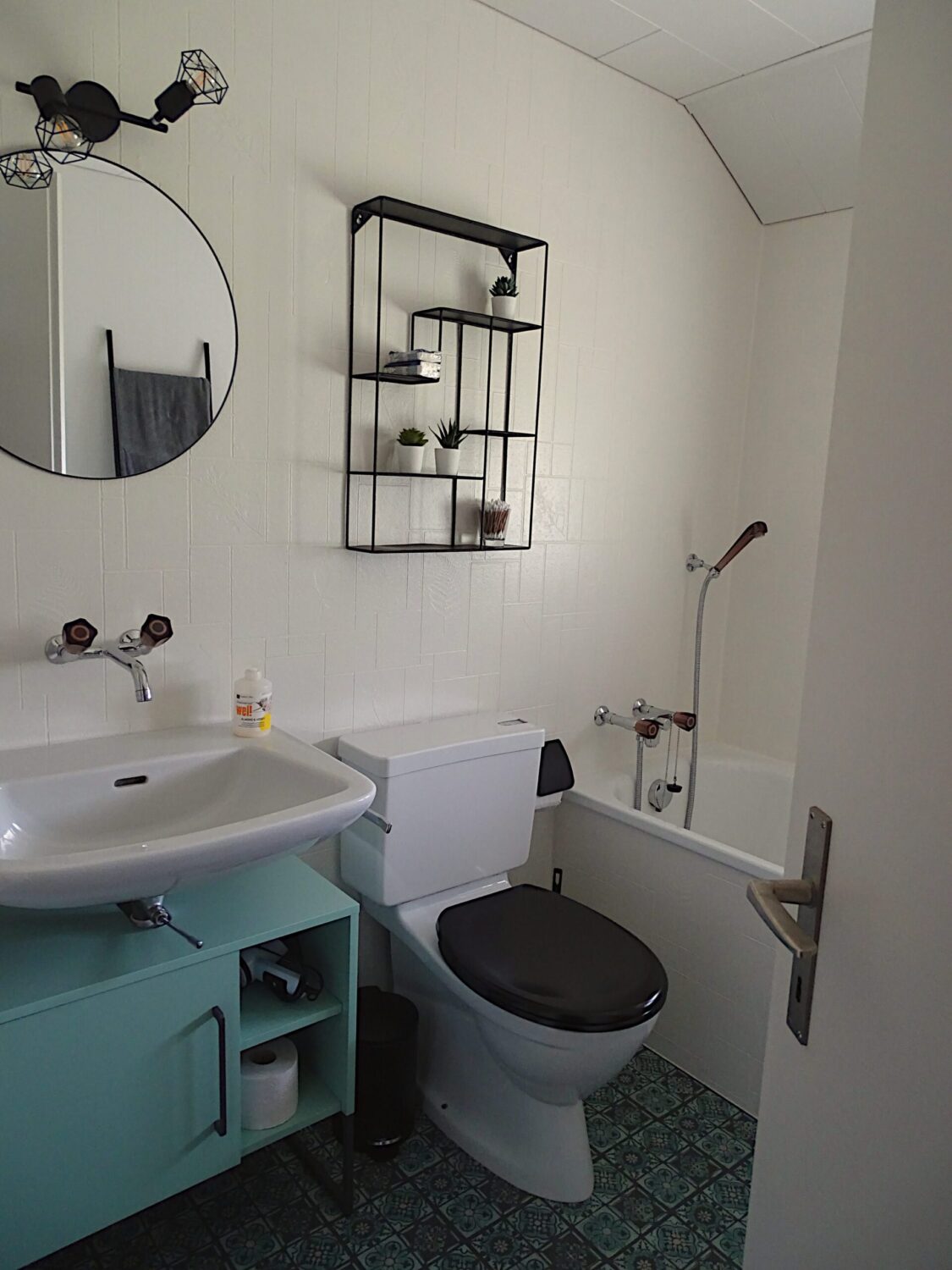 Badzimmer im Ferienhaus Schwanderbärgli mit Blick auf die Badewanne