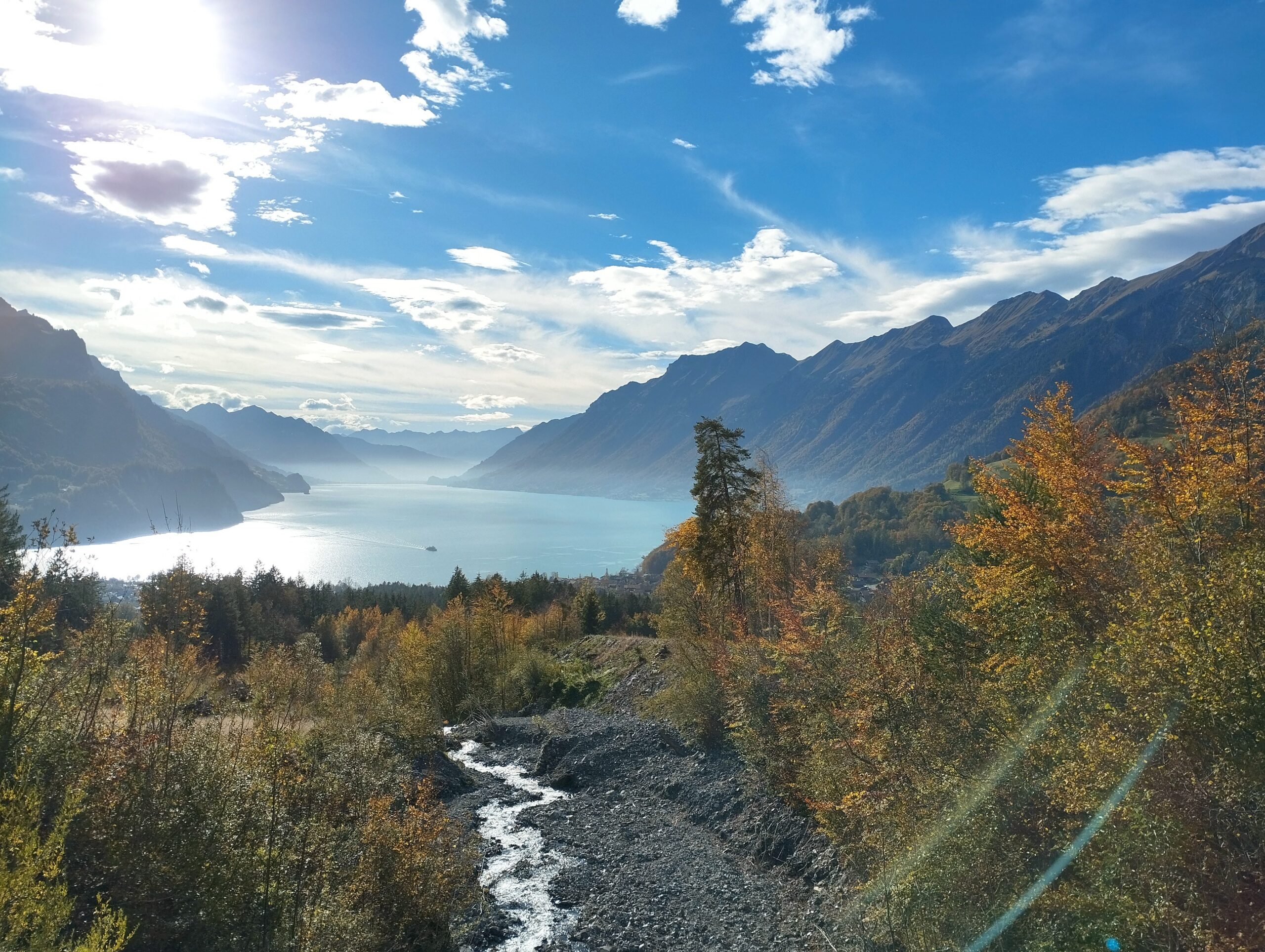 Blick von oben auf Brienzersee und die Berge