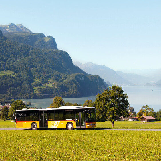 Postauto oberhalb vom Brienzersee