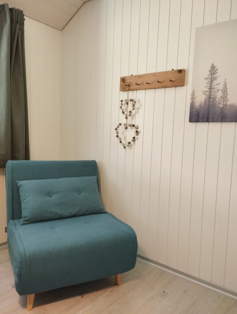 Grüner Schlafsessel im Schlafzimmer Waldruhe vom Ferienhaus Schwanderbärgli