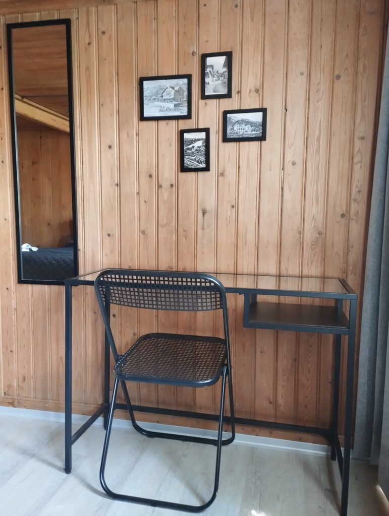 Pult im Ferienhaus Schwanderbärgli