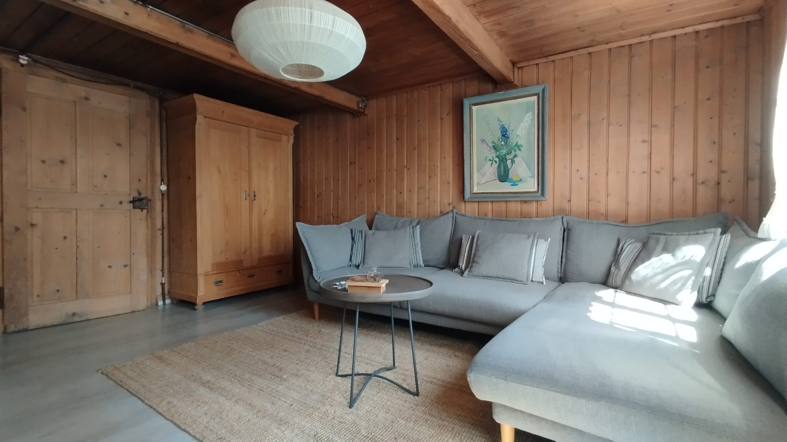Wohnzimmer mit Sofa im Ferienhaus Schwanderbärgli