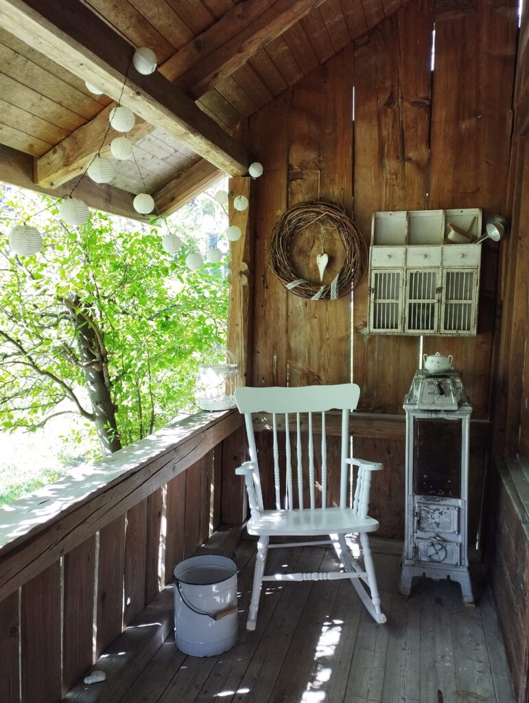 Laube mit Schaukelstuhl im Ferienhaus Schwanderbärgli