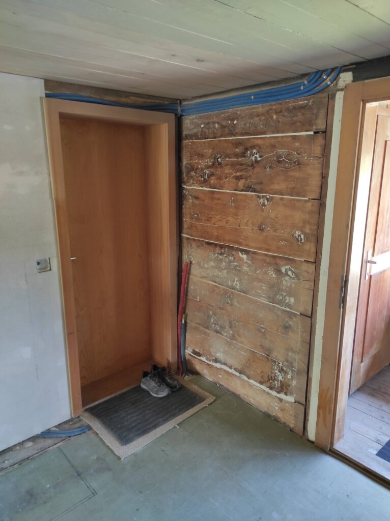 Türe und Wand aus Holz