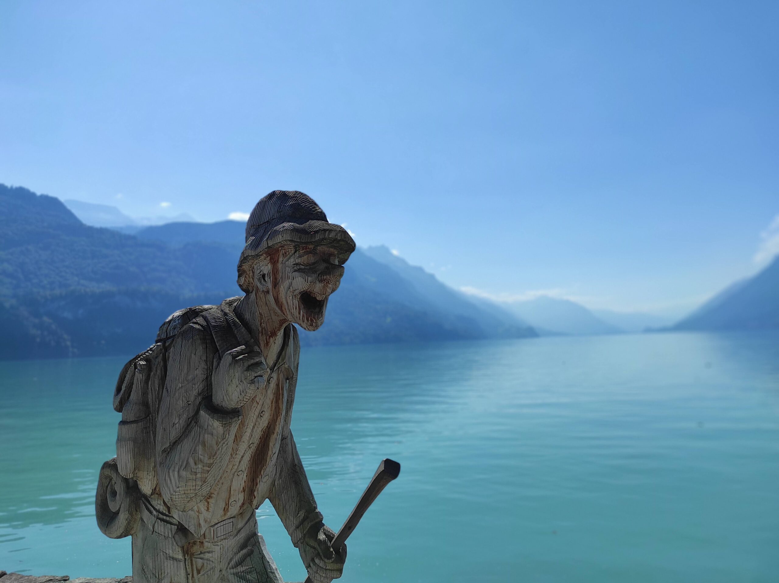 Geschnitzte Figur mit See im Hintergrund