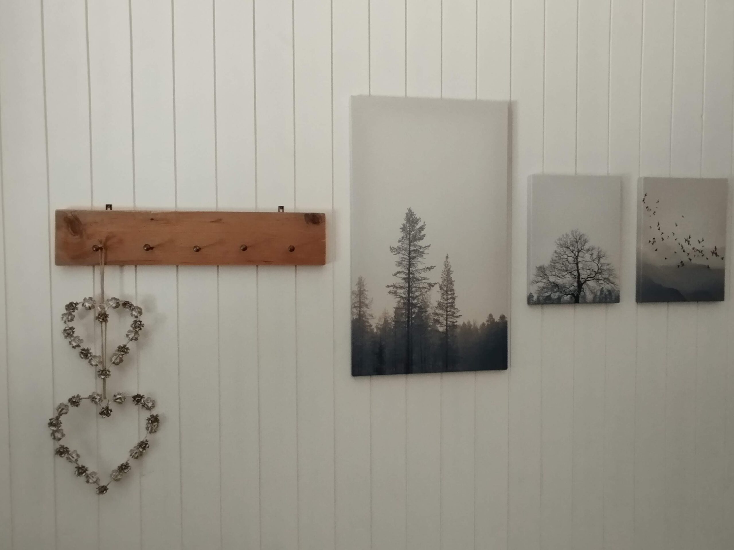 Kleiderhaken und Bilder im Ferienhaus Schwanderbärgli
