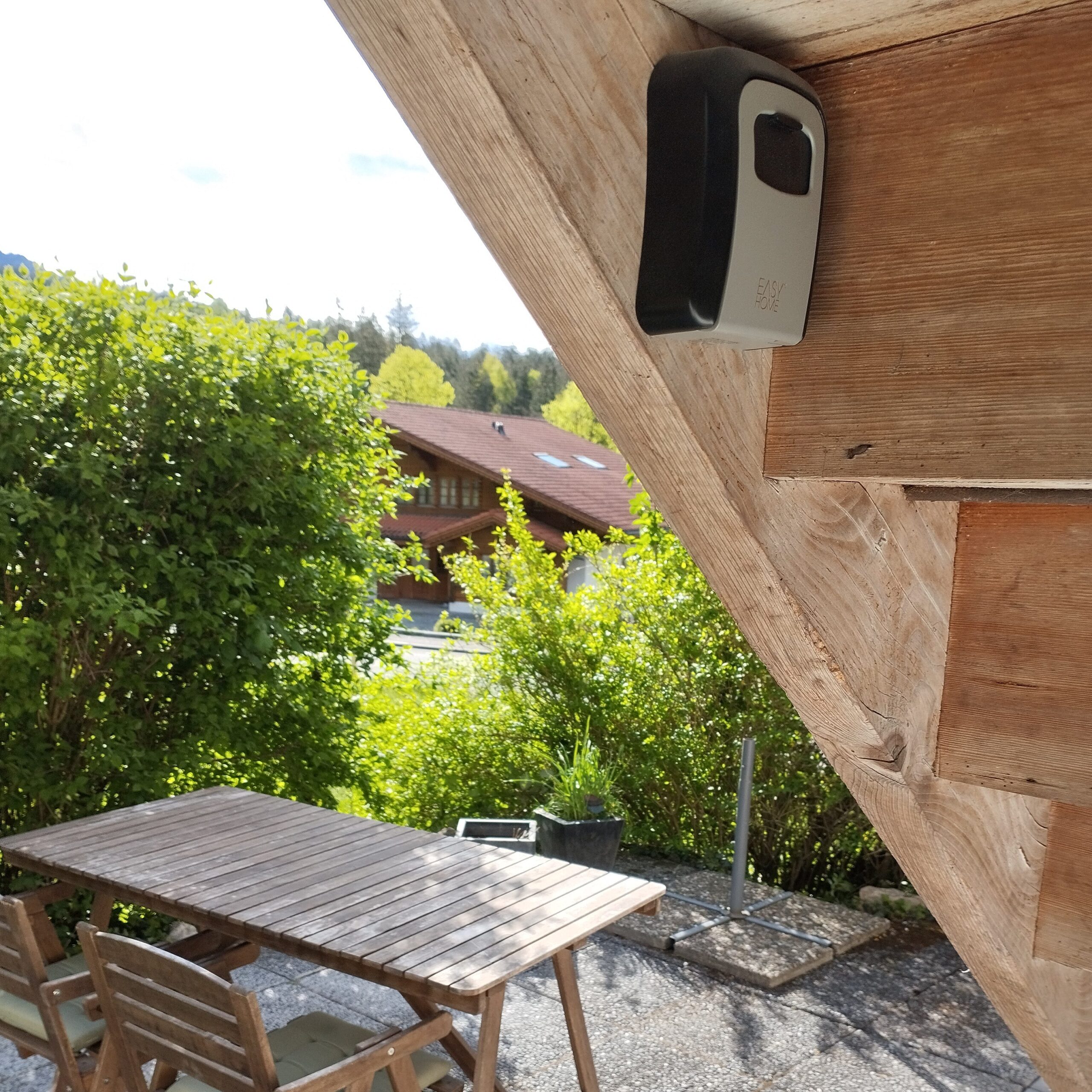 Schlüsselbox mit der Terrasse im Hintergrund