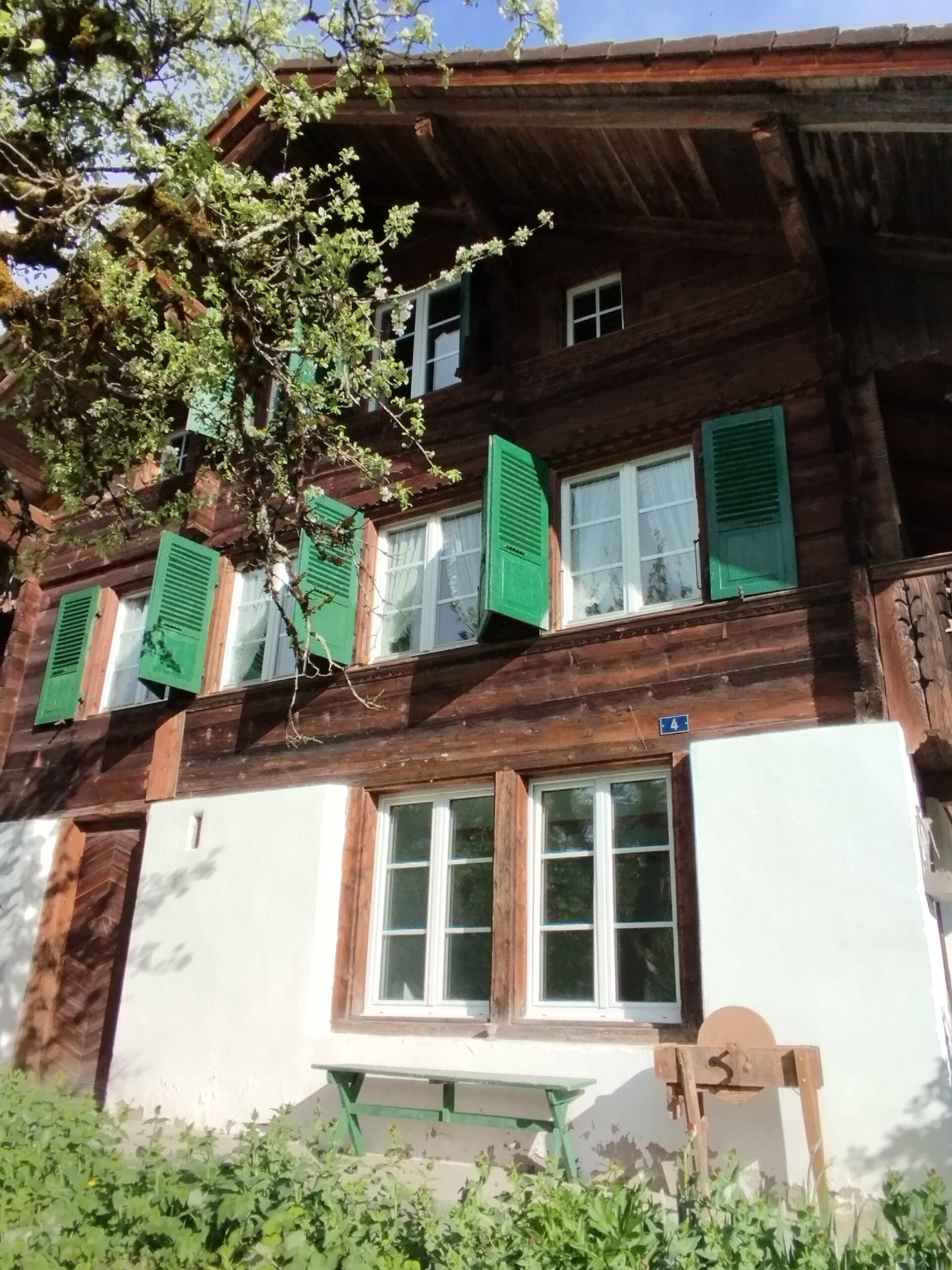 Sitzbank auf der Südseite beim Ferienhaus Schwanderbärgli