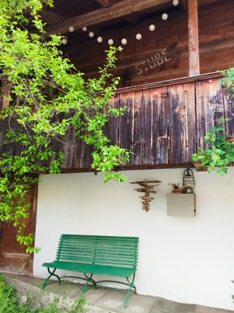 Sitzbank beim Ferienhaus Schwanderbärgli