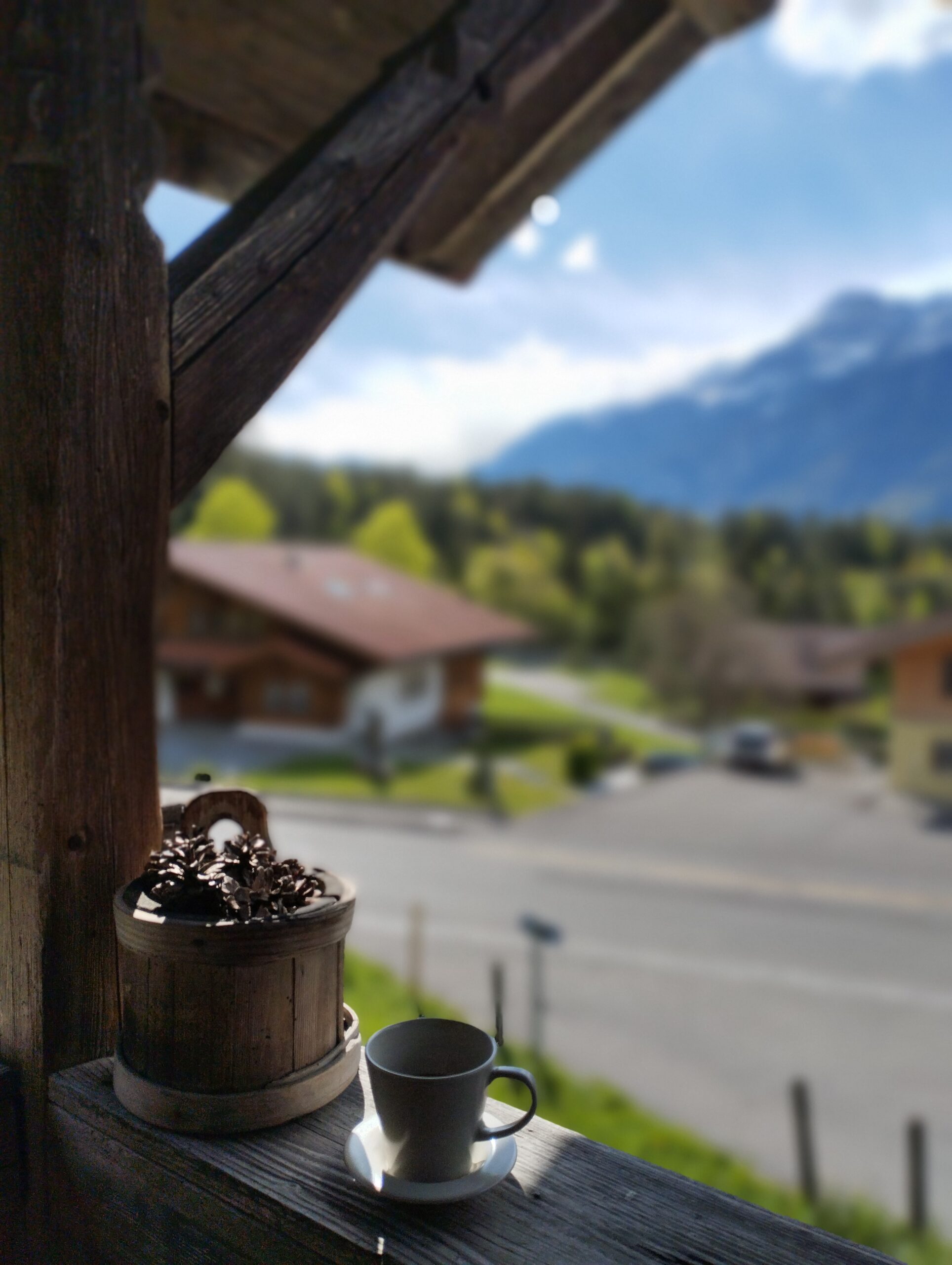 Kaffee auf der Laube des Ferienhauses Schwanderbärgli