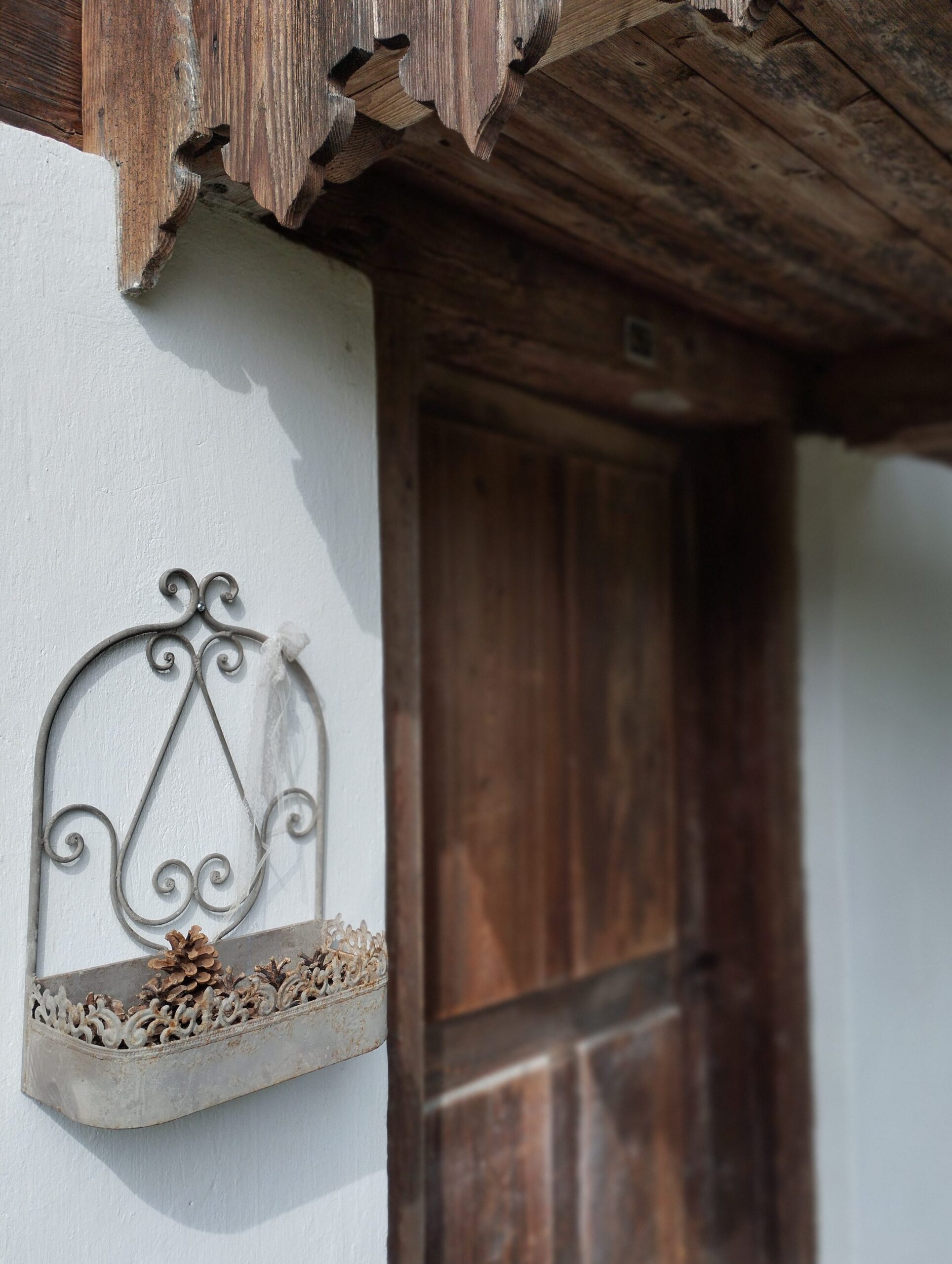 Deko mit alter Holztüre im Hintergrund