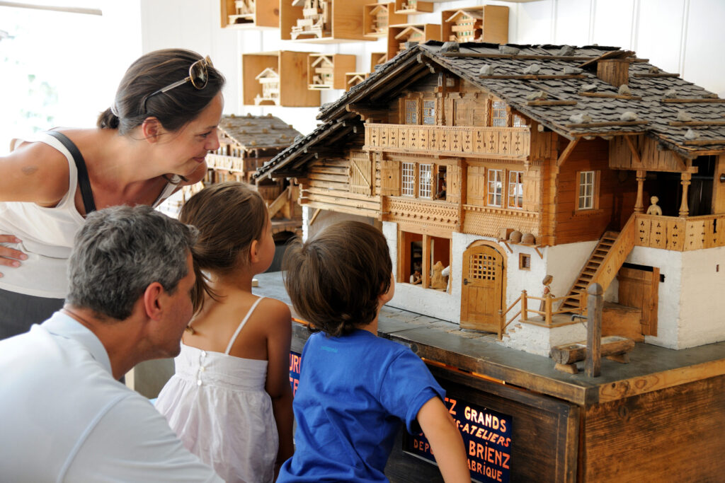 Familie beim Besuch des Holzbildhauerei Museum in Brienz