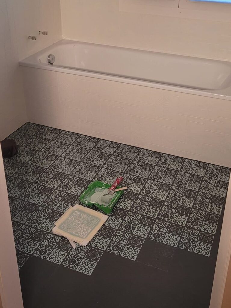Boden im Badzimmer, der bemalen wird mit Fliesenmuster