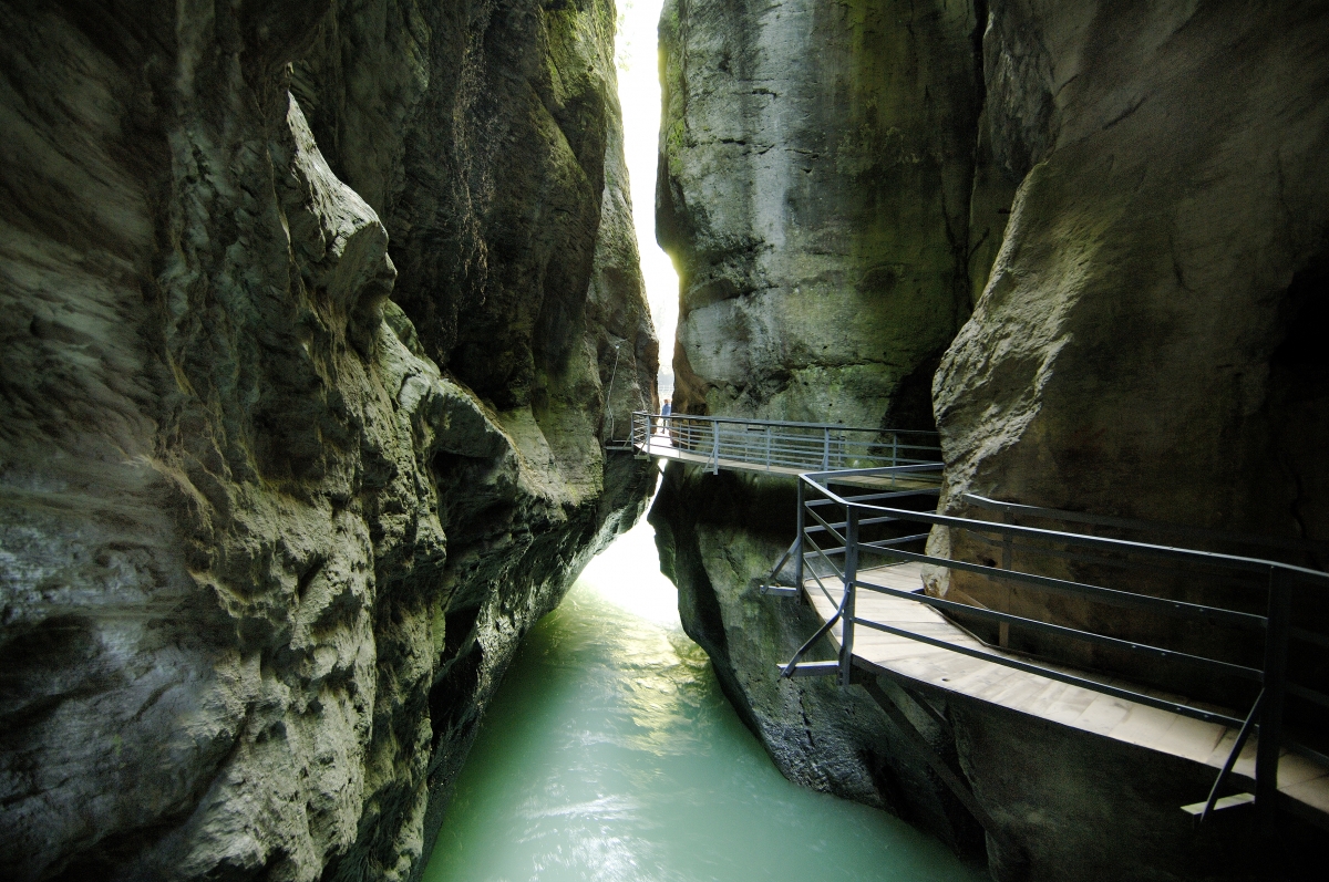 Aareschlucht mit Steg für Passanten