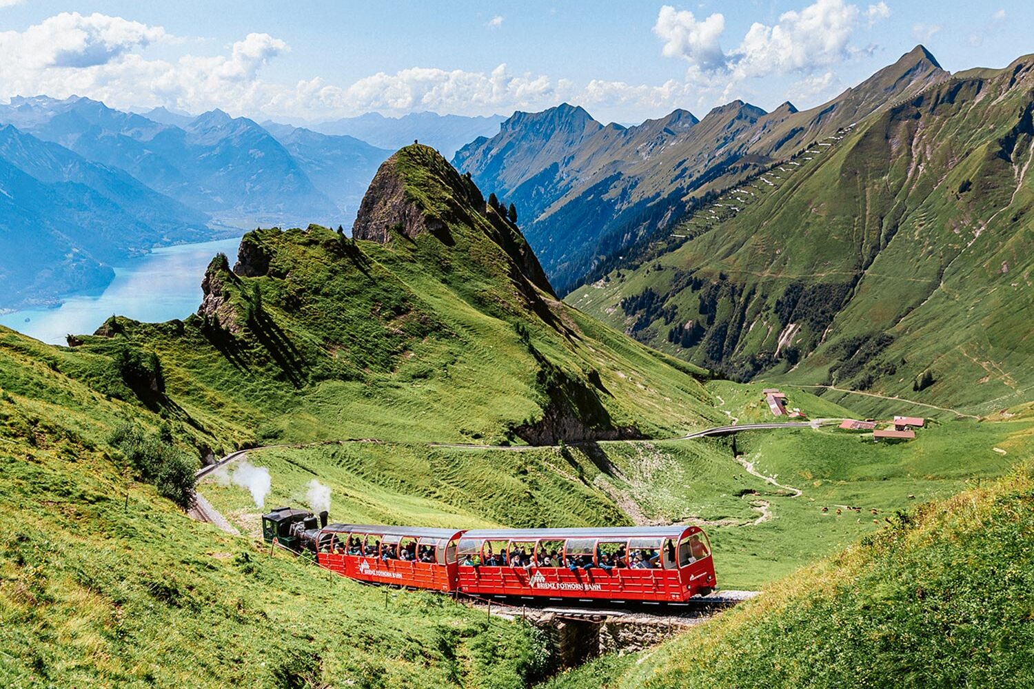 Brienzer Rothornbahn mit Blick auf die Berge
