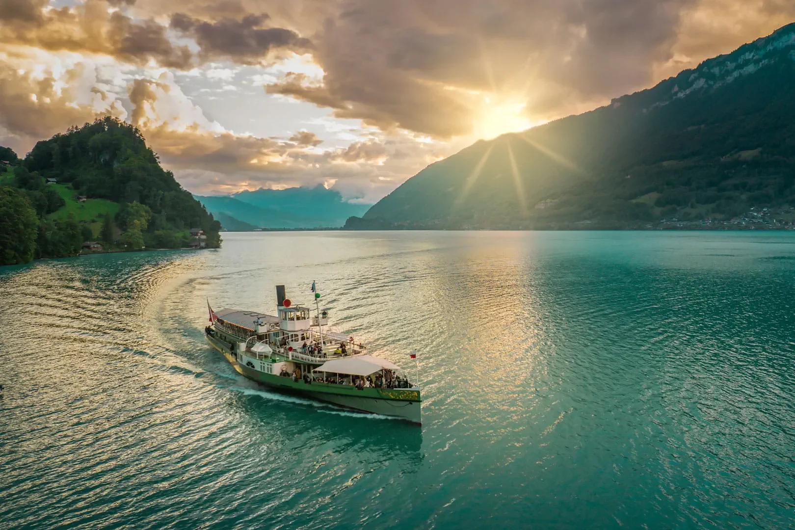 Schiff auf einem See in der Abenddämmerung