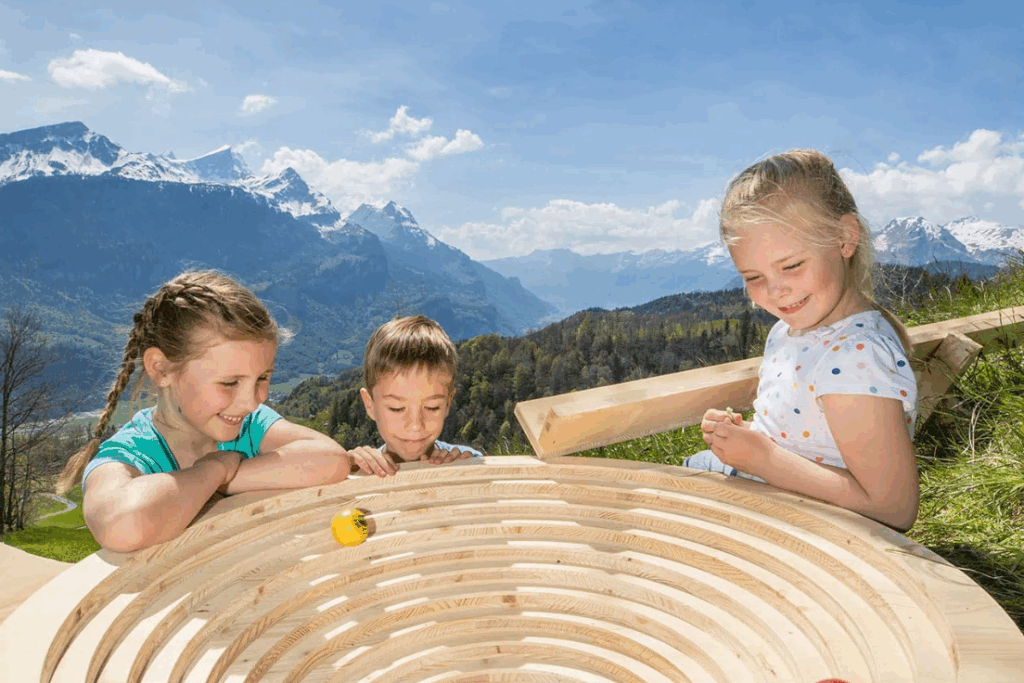 Spielende Kinder am Kugelweg im Hasliberg