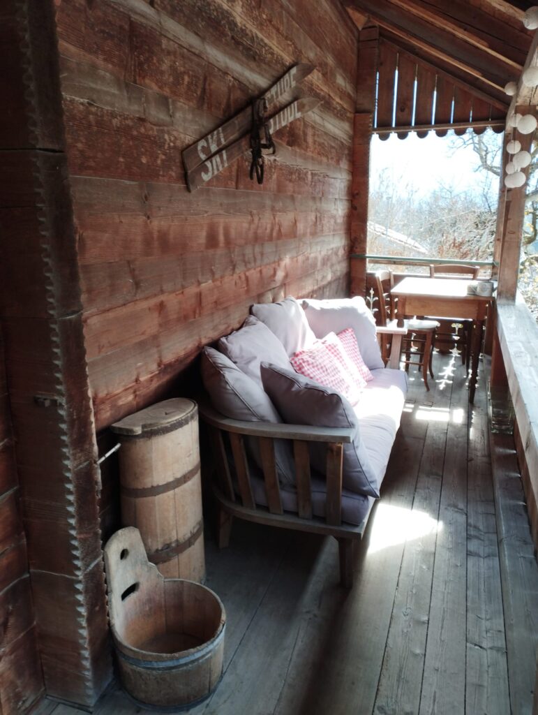Nostalgische Laube mit Sofa beim Ferienhaus Schwanderbärgli